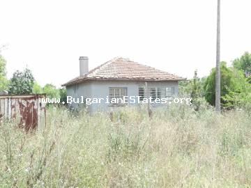 Купете евтино стара къща с голям двор в село Загорци, само на 40 км от град Бургас и морето, 10км от град Средец, България.