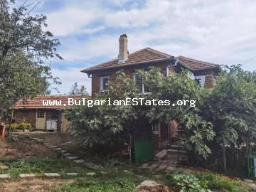 Продавам ремонтирана двуетажна къща за целогодишно живеене в екологично чист район-село Голямо Крушево, на 55 км от Бургас.