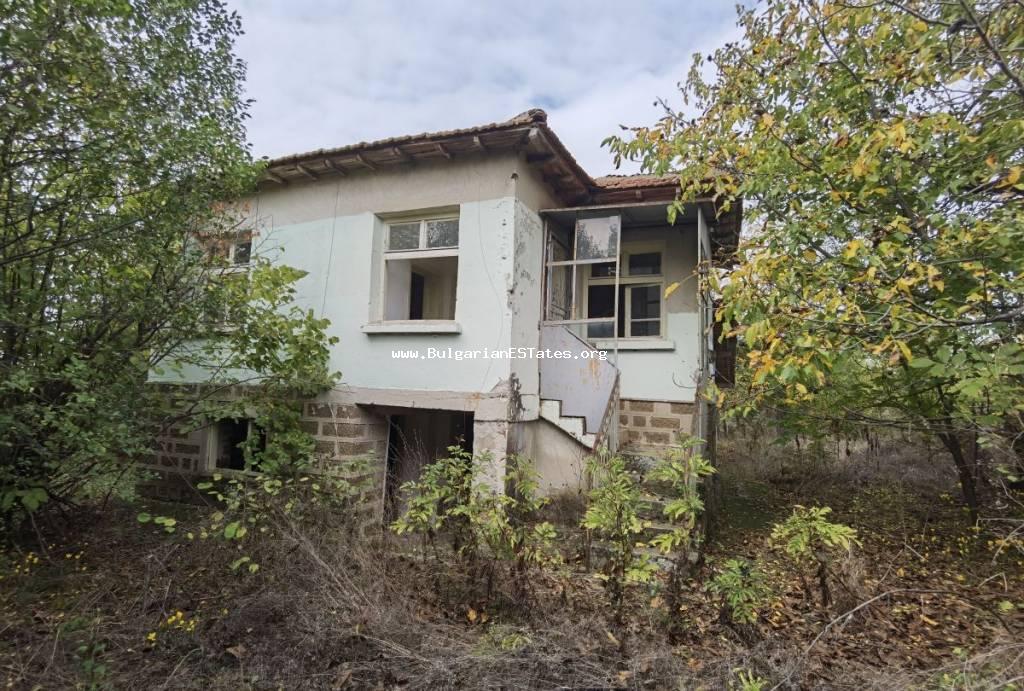 Изгодно се продава двуетажна къща с голям двор в село Суходол, само на 35 км от град Бургас и морето. Имоти в България!!!