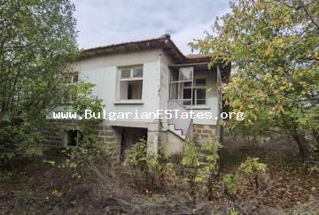 Изгодно се продава двуетажна къща с голям двор в село Суходол, само на 35 км от град Бургас и морето. Имоти в България!!!