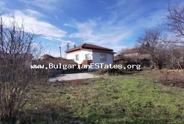 ТОП ОФЕРТА!!! Частично ремонтирана къща за продажба в село Караново, само на 33 км от град Бургас и 8 км от град Айтос.