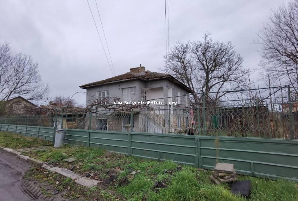Продажба на масивна двуетажна къща с голям двор в село Ливада, само на 20 км от Бургас и морето. Имоти в България!!