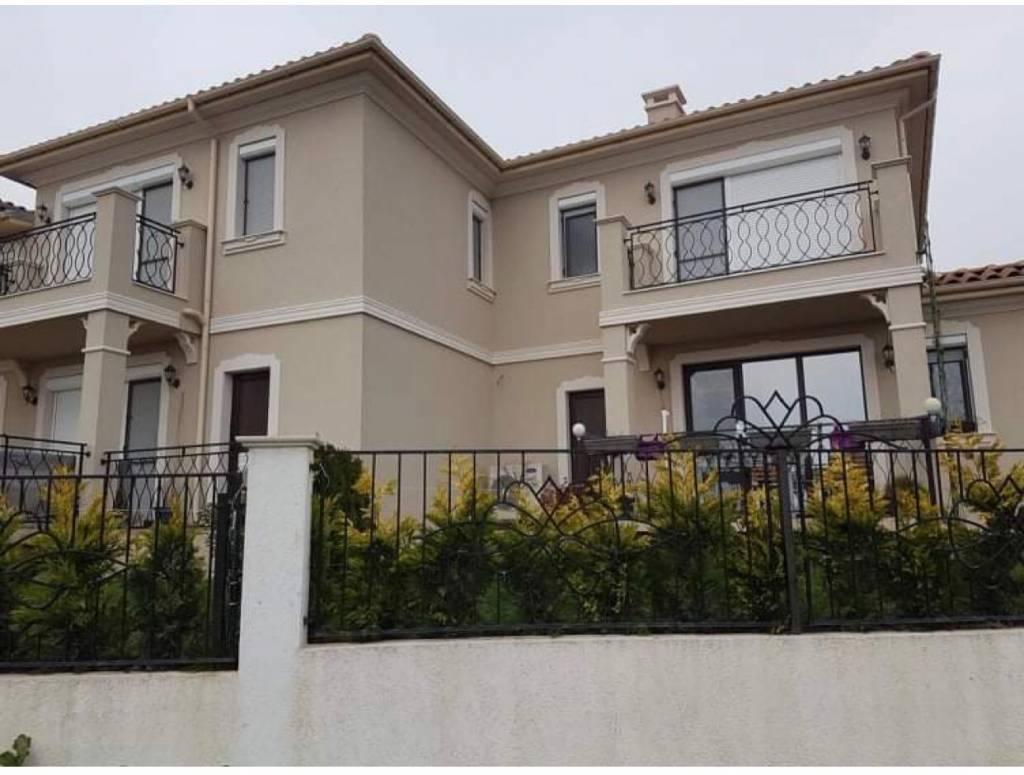 Луксозна триетажна къща за продажба в затворен комплекс, само на 900 м от плажа на Сарафово и 10 км до центъра на град Бургас.