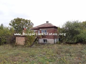 Продажба на ремонтирана двуетажна къща в село Аспарухово, само на 27 км от град Бургас и морето, 20 км от град Карнобат и 28 км от град Айтос.