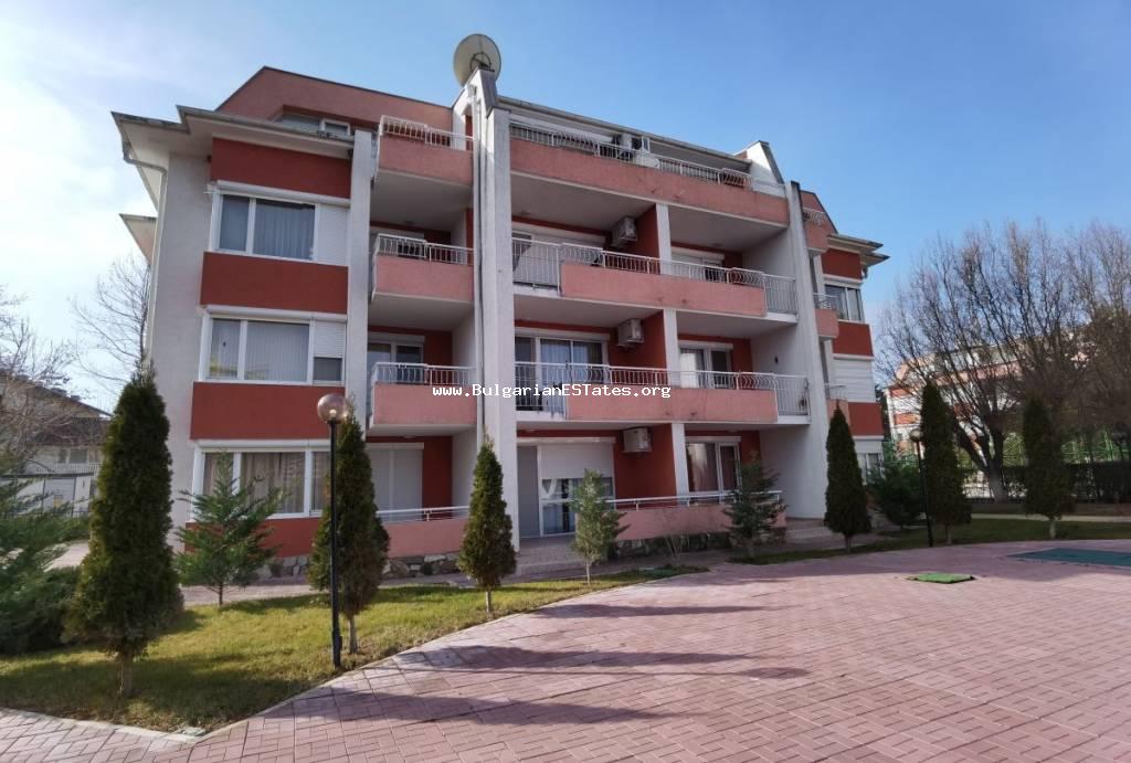 Продажба на просторен двустаен апартамент в комплекс от затворен тип Съни Форт, само на 400 м от плажа и 500 м от центъра. Купете апартамент в България.