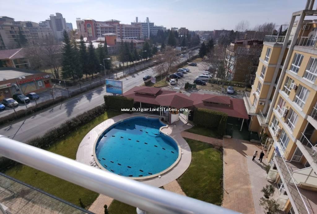 Продажба на просторен двустаен апартамент с голяма панорамна тераса в комплекс от затворен тип „Флорес Парк”, само на 400 м от плажа и 500 м от центъра. Купете апартамент в България.