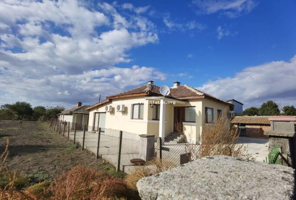 Продажба на ремонтирана едноетажна къща в село Тръстиково, само на 15 км от град Бургас и морето. Ремонтирана къща в България.