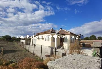 Продажба на ремонтирана едноетажна къща в село Тръстиково, само на 15 км от град Бургас и морето. Ремонтирана къща в България.