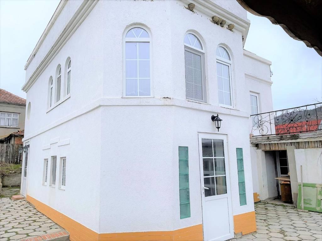 Купете ремонтирана двуетажна къща с гледка към язовир Камчия, село Подвис, само на 70 км от град Бургас и морето.