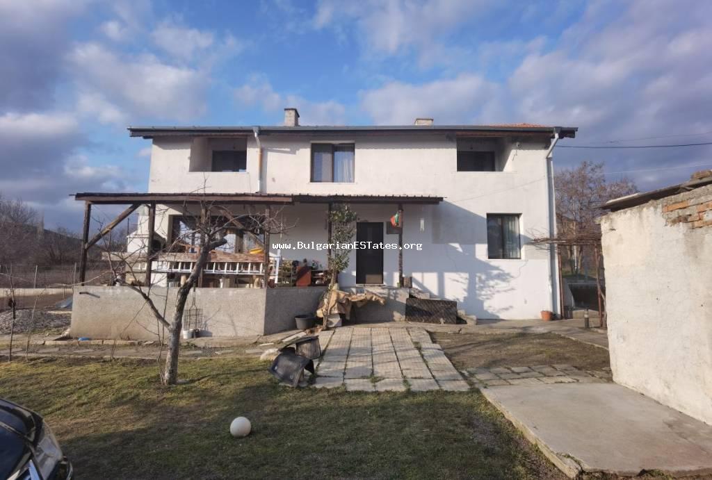 Масивна двуетажна къща с голям двор за продажба в село Каменар, само на 6 км от град Поморие и морето. Имоти в България за продажба.