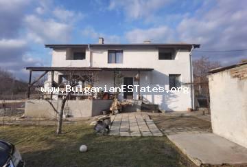 Massive two-storey house with a large yard for sale in the village of Kamenar, just 6 km from the city of Pomorie and the sea. Real estate in Bulgaria for sale.