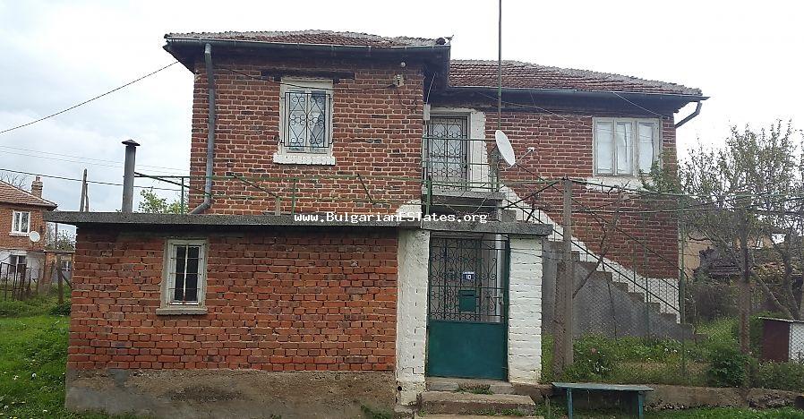 Изгодно се продава двуетажна къща в китното село Воден, 500м. от прекрасния язовир Малко Шарково.