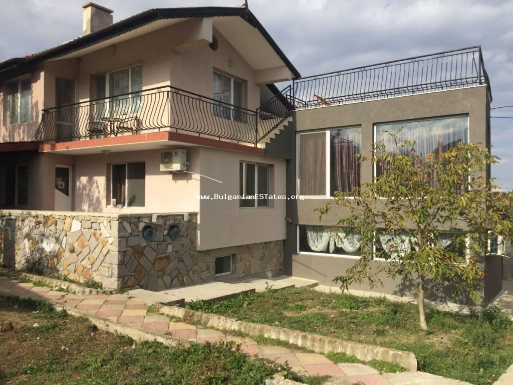 Масивна ремонтирана къща за продажба в село Твърдица, само на 9 км от морето и град Бургас, и 3 км от язовир „Мандра“, България.