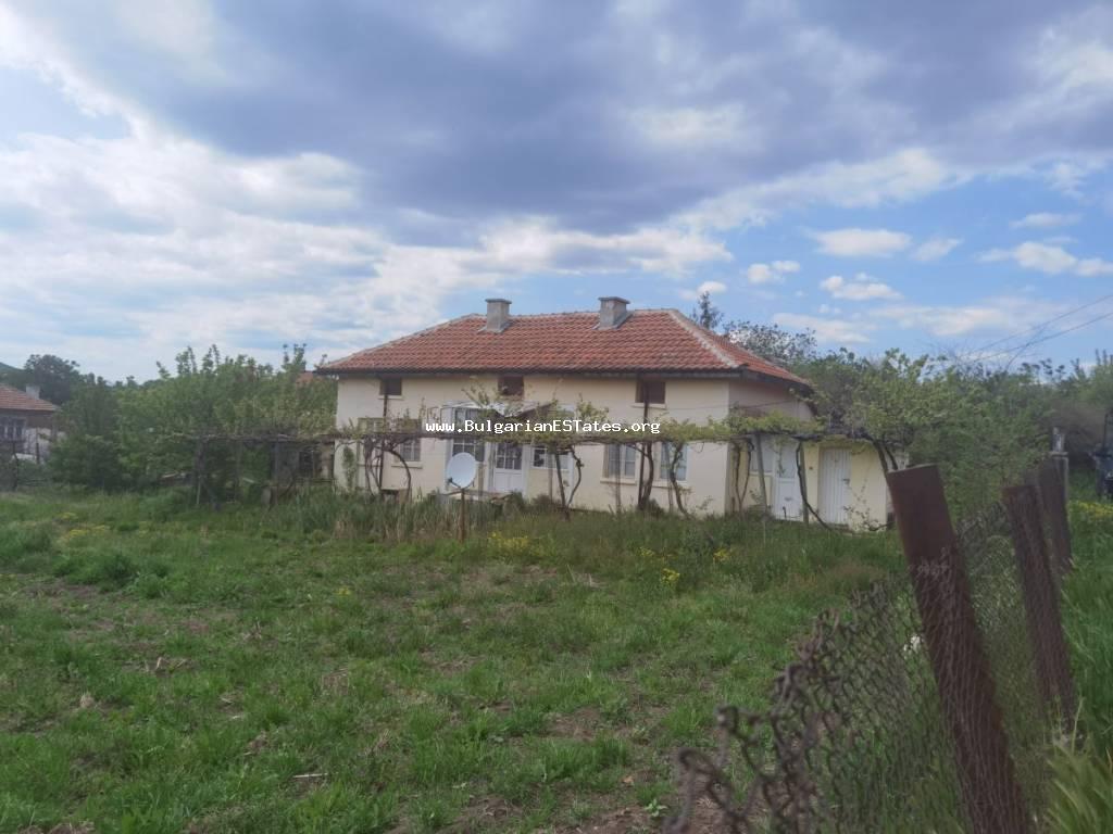 Стара къща с голям двор за продажба в град Българово, само на 18 км от град Бургас и морето. Купете къща в град Българово,18 км от морето и Бургас, България!