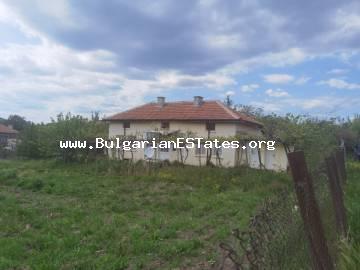 Стара къща с голям двор за продажба в град Българово, само на 18 км от град Бургас и морето. Купете къща в град Българово,18 км от морето и Бургас, България!