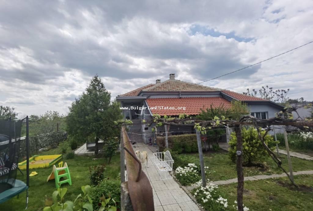 Купете ремонтирана къща на 25 км от Бургас, 10 км от град Айтос в село Винарско област Бургас, община Камено, България.