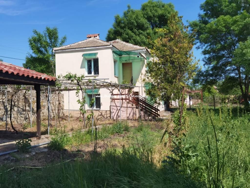 Продажба на ремонтирана двуетажна къща в село Зорница, само на 50 км от град Бургас и морето. Купете къща в България.