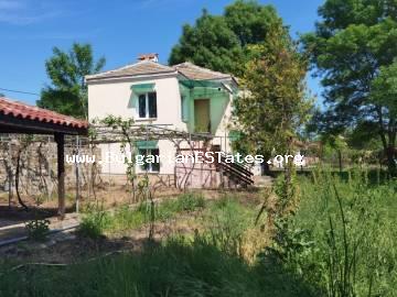 Продажба на ремонтирана двуетажна къща в село Зорница, само на 50 км от град Бургас и морето. Купете къща в България.