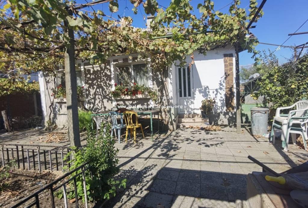 Купете стара едноетажна къща в град Средец, само на 25 км от морето и град Бургас, България!