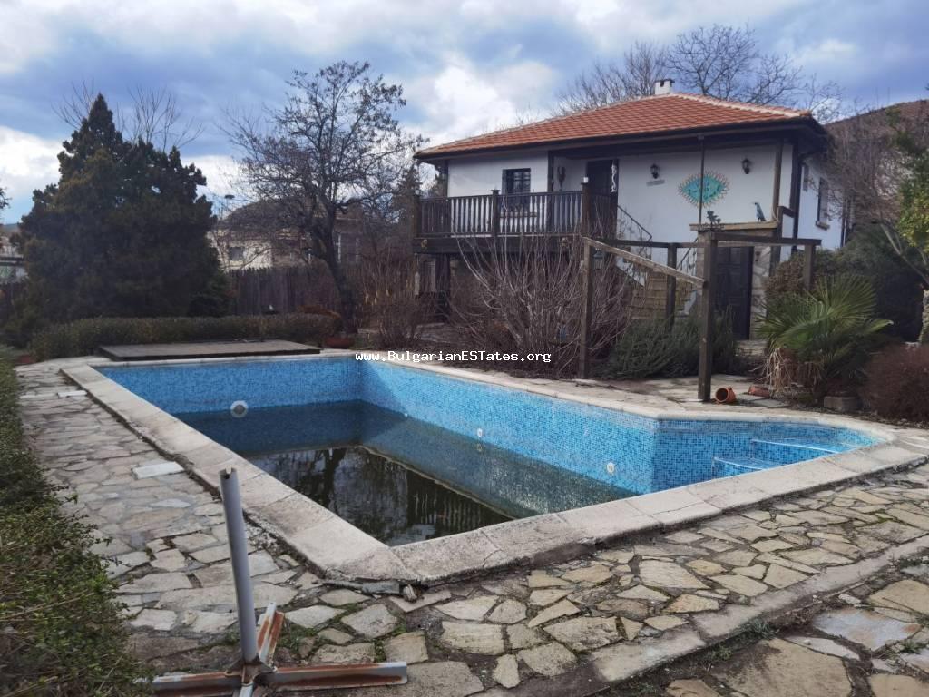 Ремонтирана къщас басейн  за продажба, само на 18 км от град Бургас и морето в България!!!