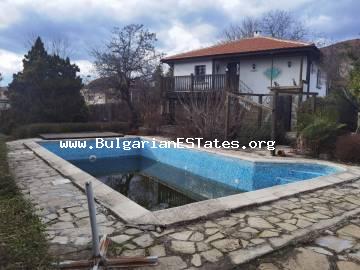 Ремонтирана къщас басейн  за продажба, само на 18 км от град Бургас и морето в България!!!