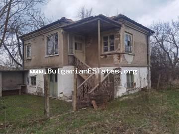 Имот за продажба в България. Купете изгодно двуетажна къща с голям двор в село Войника, само на  52 км от град Бургас и 27 км от град Средец и 30 км от град Ямбол.