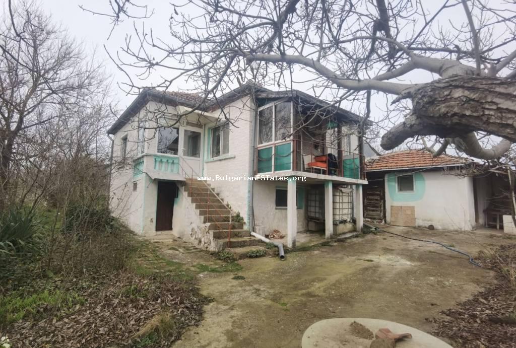 Частично ремонтирана къща за продажба в село Момина Църква, само на 55 км от Бургас и морето, България.