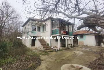 Частично ремонтирана къща за продажба в село Момина Църква, само на 55 км от Бургас и морето, България.