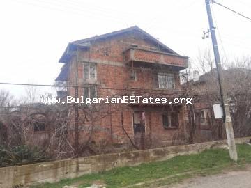Масивна къща за продажба в село Факия, само на 55 км от Бургас и морето, България.