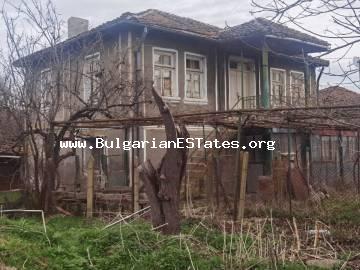 Продава се стара двуетажна къща в село Факия, 55км. от град Бургас и морето, Странджа планина, България.