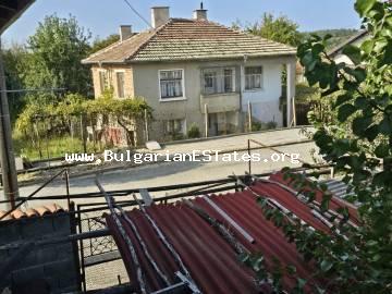 Продажба на  масивна двуетажна къща в село Българи, само на 18км от град Царево и морето , 40км от град Малко Търново и границата с Турция, 80км. от град Бургас, България !