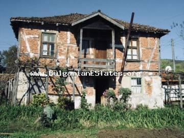 House for sale with a large yard and magnificent views of the Strandzha Mountains, village of Brodilovo, only 12 km from the town of Tsarevo and the sea.