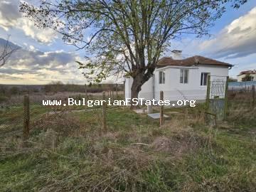 Продажба на ремонтирана къща с голям двор в село Светлина, само на 35 км от град Бургас и морето, България!!!