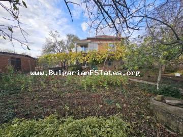 Купете двуетажна къща с много допълнителни постройки и голям двор в село Светлина,  само на 35 км от град Бургас и морето, България !!!