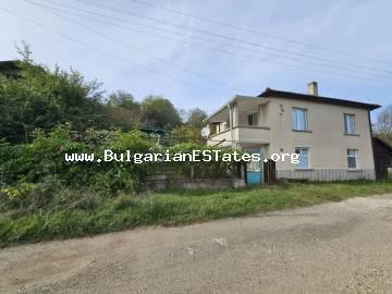 We offer for sale a two-storey house in the picturesque village of Kosti, only 22 km from the town of Tsarevo and the sea, 40 km from the checkpoint with the Republic of Turkey, and 85 km from the town of Tsarevo, Burgas region, Bulgaria.