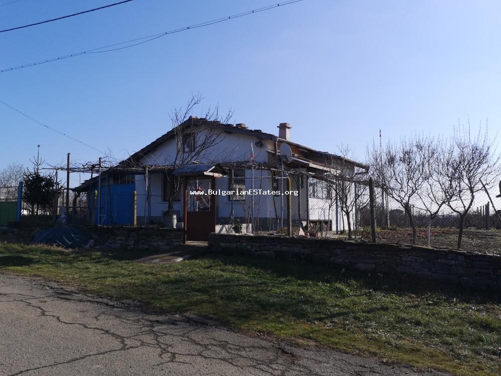 ТОП ОФЕРТА. Много изгодно се продава масивна едноетажна къща в село Кубадин, само на 50 км от град Бургас и морето.