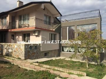 Масивна ремонтирана къща за продажба в село Твърдица, само на 9 км от морето и град Бургас, и 3 км от язовир „Мандра“, България.