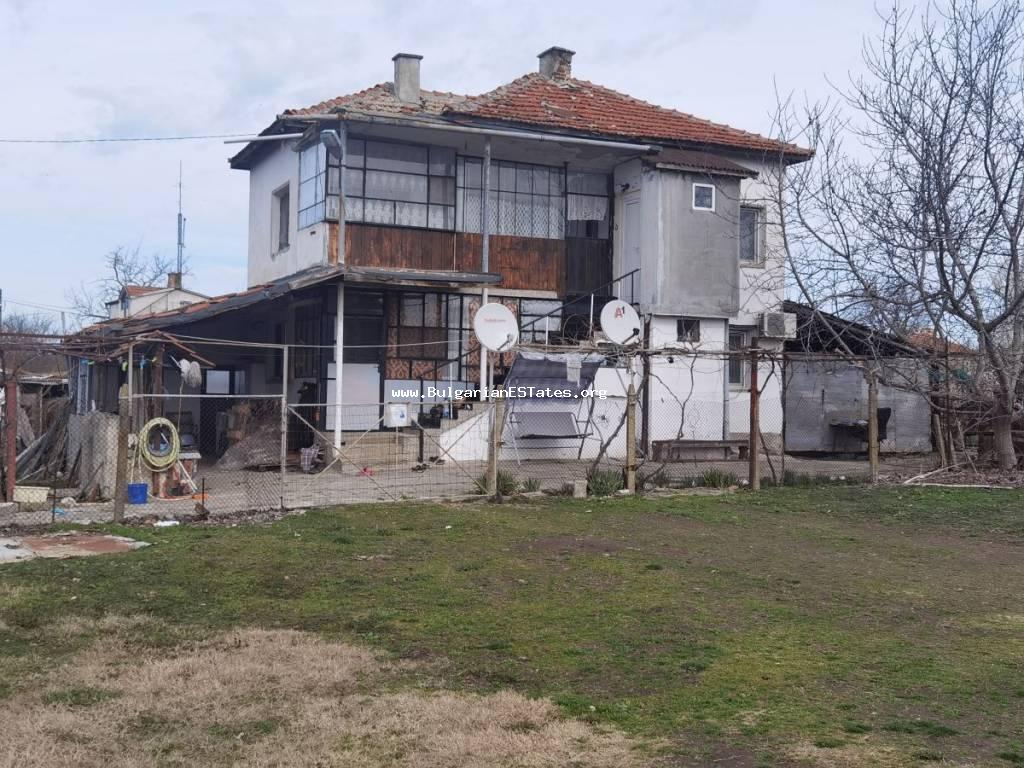 Купете масивна, двуетажна къща в село Русокастро, само на 25 км от гр. Бургас и морето.