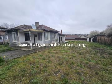 Къща за продажба в село Константиново, само на 10 км от Бургас и 15 км от морето, България!!! Български имот с двор и отлична локация близо до града!!!